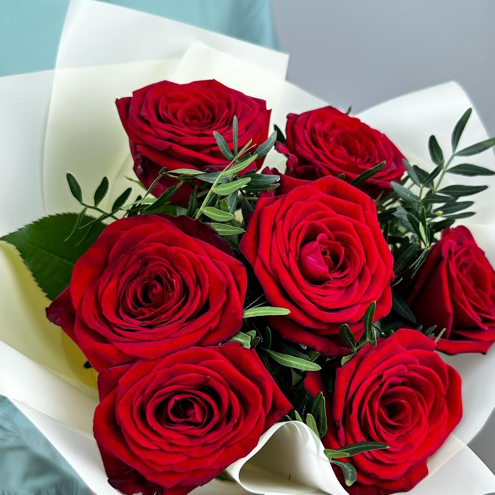 Букет «Гранатовый» из красных роз в роскошной упаковке Нефтегорск Челябинская область