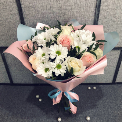 Букет из свежих роз и белых хризантем – гармония нежности и чистоты Нефтегорск Челябинская область