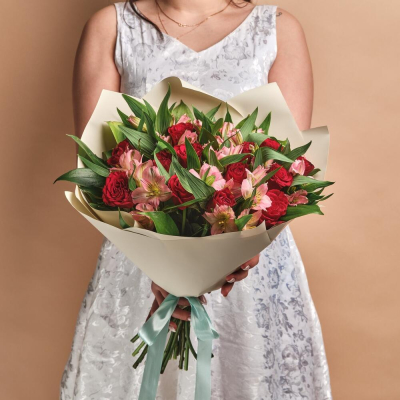 Букет «Нежность слов» — гармония красных роз и нежных альстромерий Нефтегорск Челябинская область