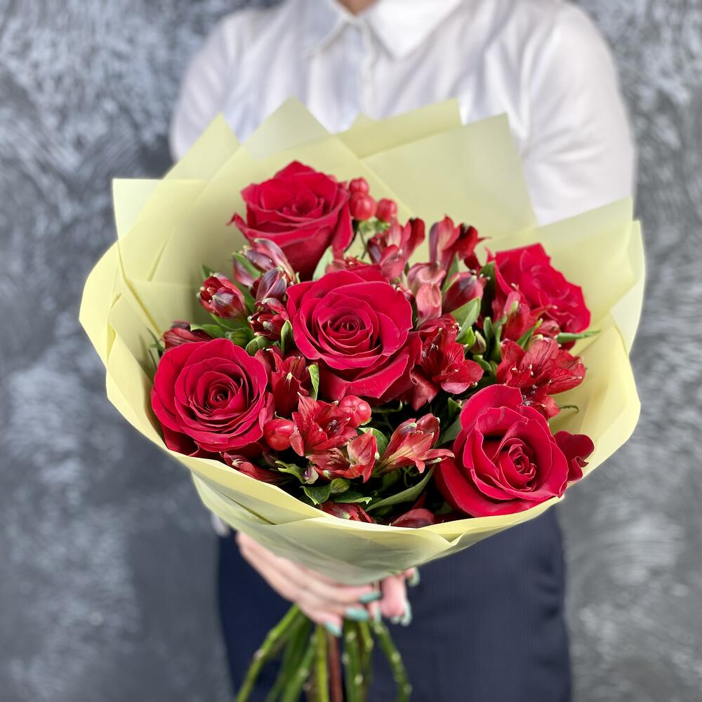 Букет «Бордо» – сочетание красных эквадорских роз и благородных альстромерий Нефтегорск Челябинская область