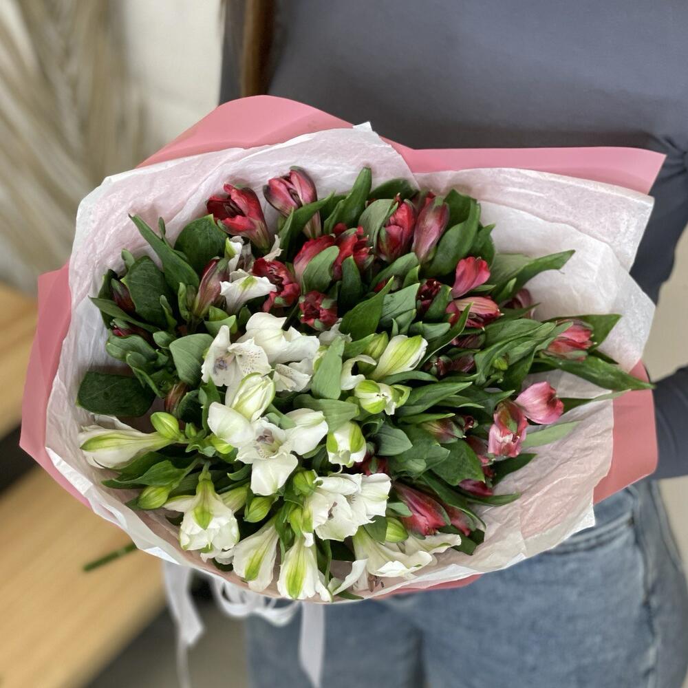 Букет «Люблю»– страсть и чистота в красно-белых альстромериях Нефтегорск Челябинская область