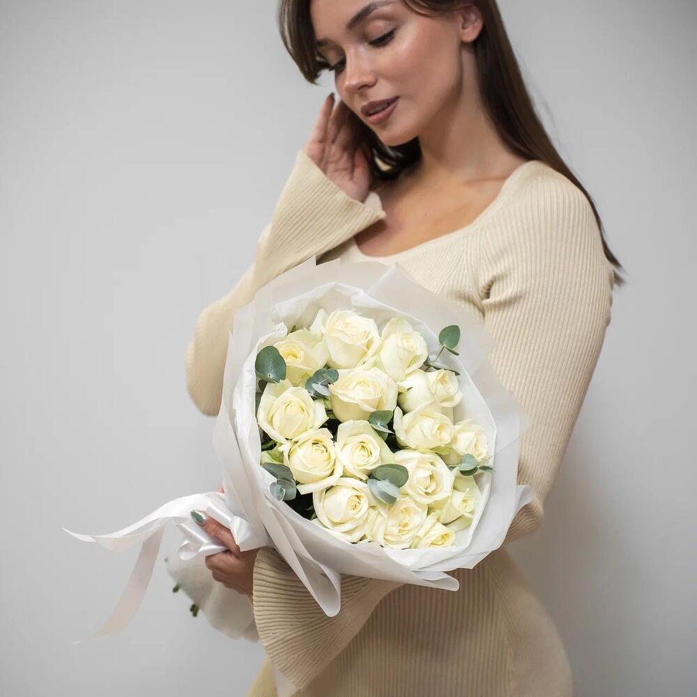 Букет из 15 белых роз с эвкалиптом – чистота и изысканность Нефтегорск Челябинская область