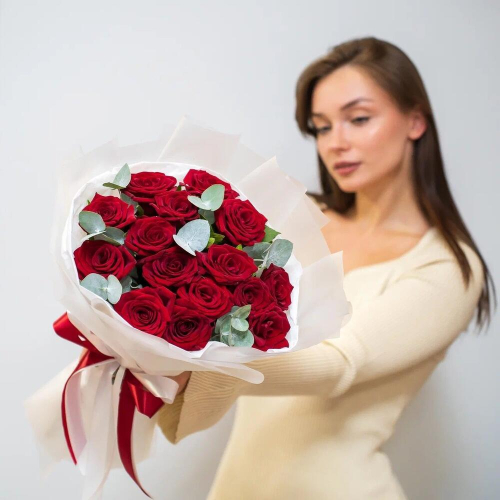 Элегантный букет из 15 красных роз с эвкалиптом – символ страсти и нежности Нефтегорск Челябинская область
