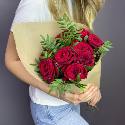 Букет из 9 красных роз с фисташкой – гармония страсти и свежести Нефтегорск Челябинская область