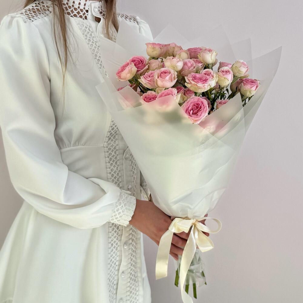 Букет «Нежный аромат» – пышные розовые кустовые розы в элегантной упаковке Нефтегорск Челябинская область
