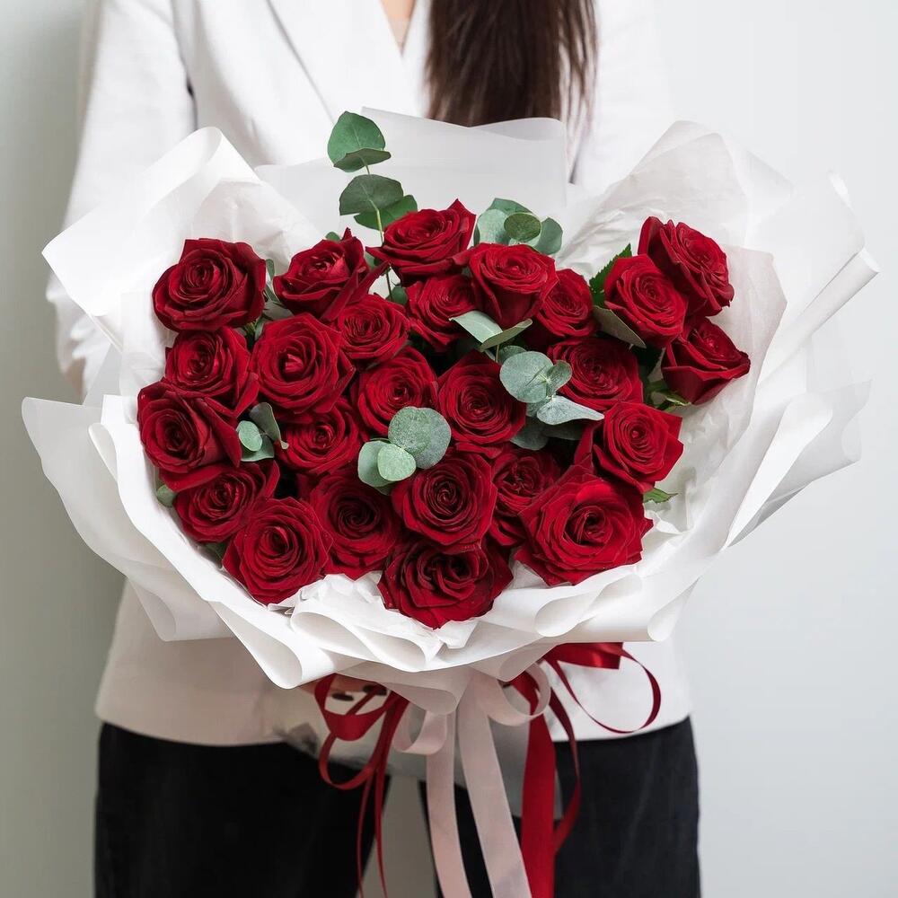 Роскошный букет из 25 красных роз с эвкалиптом – королевский подарок  Нефтегорск Челябинская область